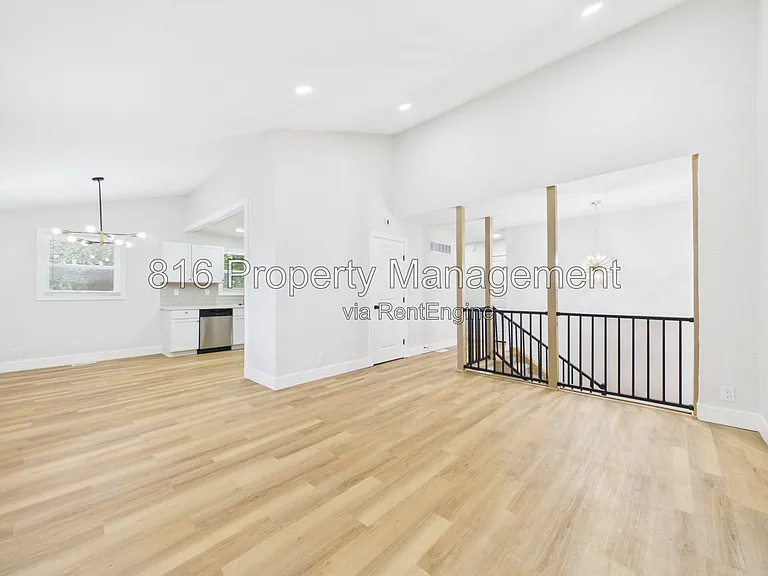 9524 Manning Ave — Photo 4