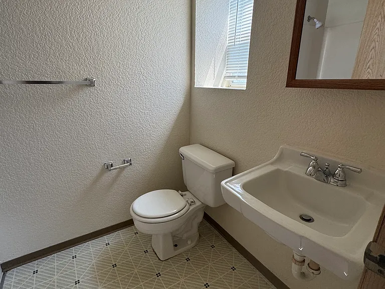 600 Diamond Dr #F — Photo 4