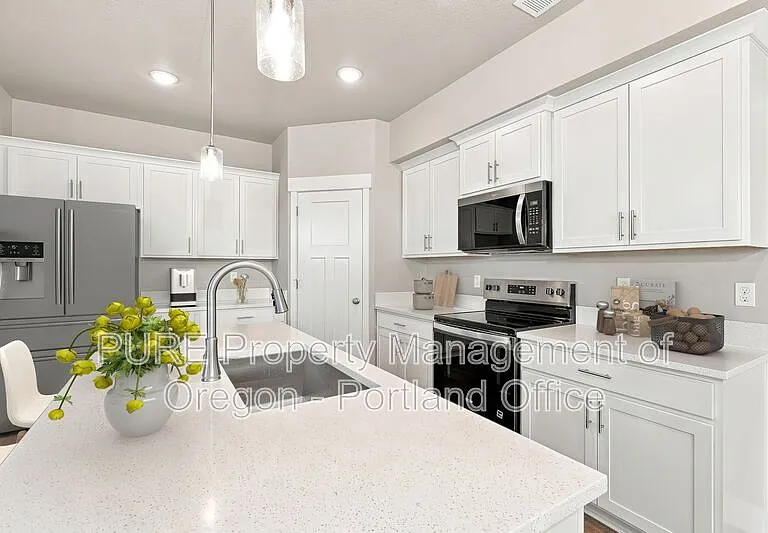 582 NE Alderwood Dr — Photo 5