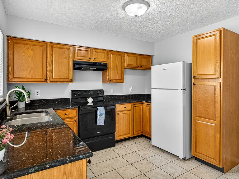 8601 Zane Ln — Photo 4