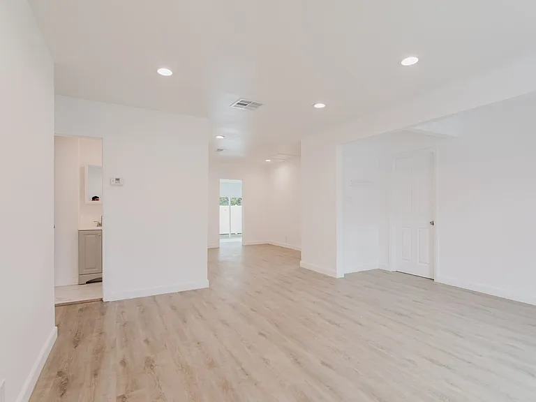 18308 Gresham St — Photo 11
