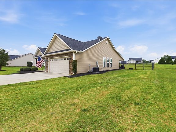 4th image of 1018 Stoneham Cir