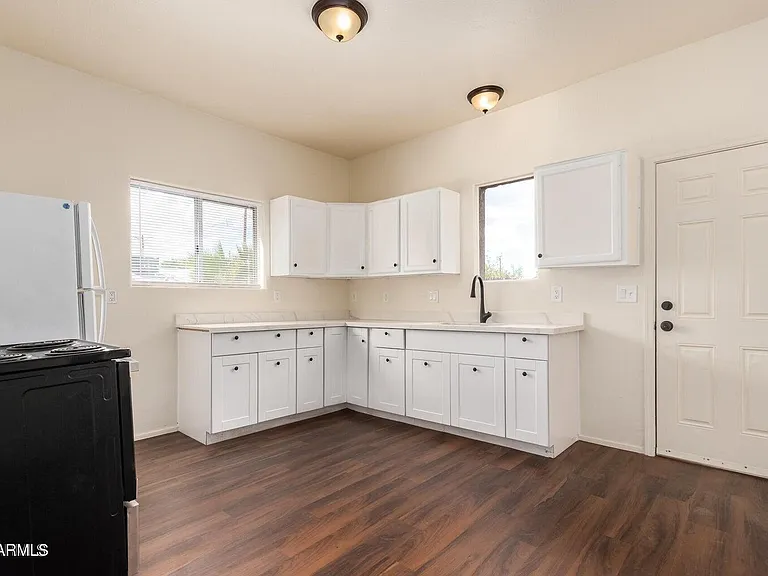 3430 E Cambridge Ave — Photo 3