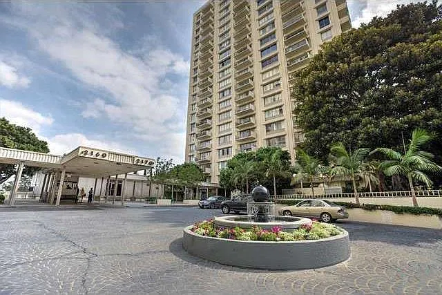 Entrance with valet parking for you and your guests.