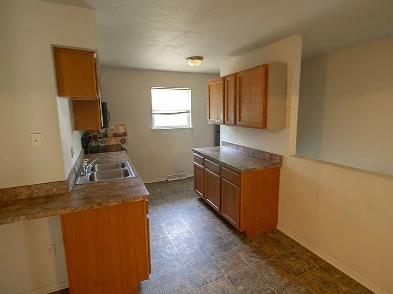 1013 W Ash St — Photo 8