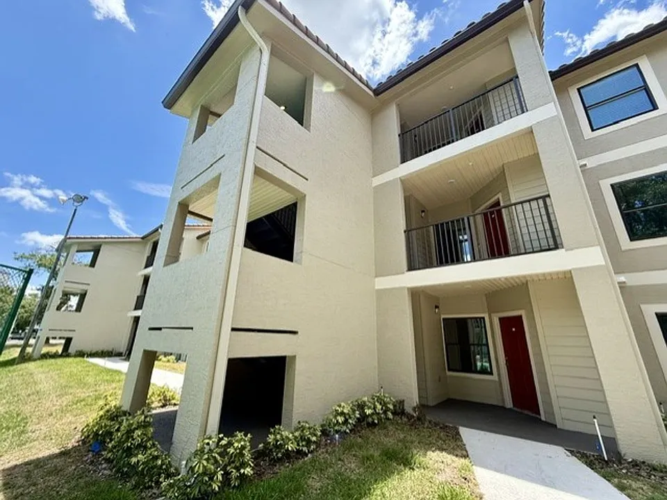 3004 Parkway Blvd #208