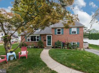 6 Blackthorne Ln, Aston, PA