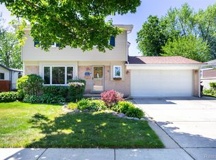 919 Elmsford Ave, Clawson, MI 48017