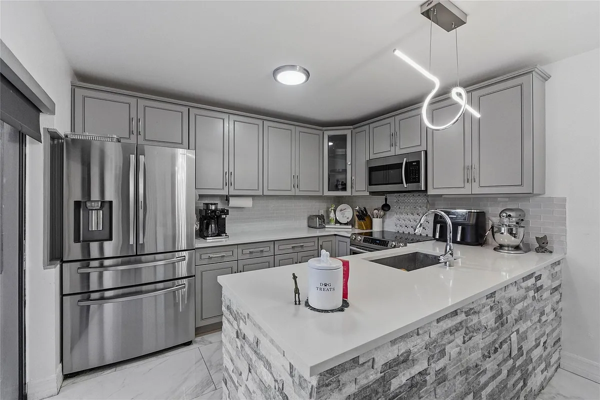 Building Photo - 1017 10th Way