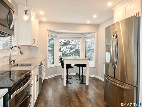 5th image of 8 Oakwood Ave APT D6