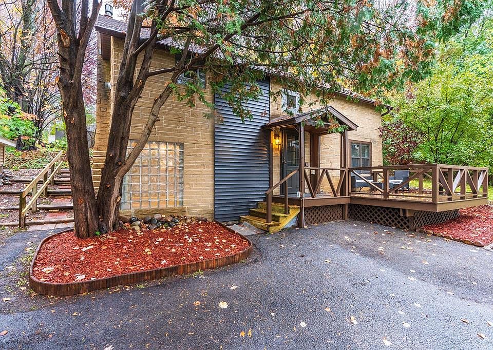 front of duplex and entrance into 1613.