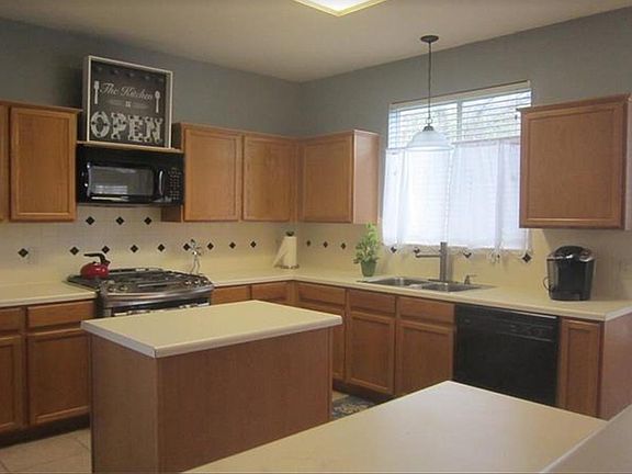 Kitchen w Convection Oven