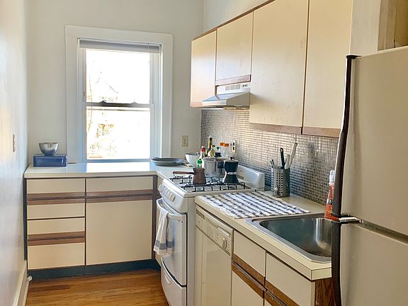 5th image of 1109 E Genesee St APT 2