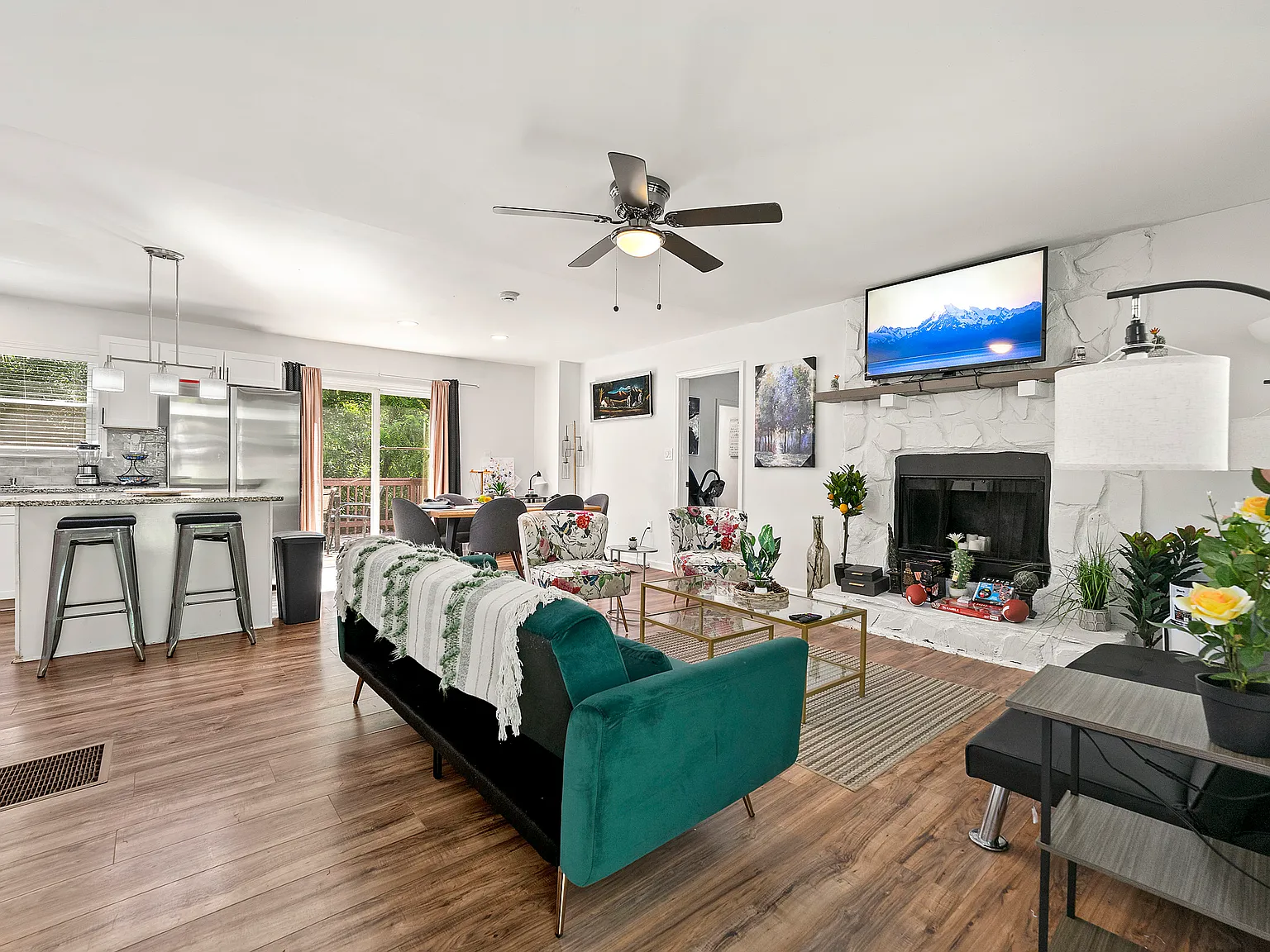 4 bed, 1358 sqft, $3,995 — Photo 2