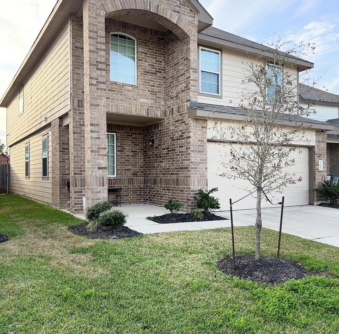 4 bed, 2.5 bath, 2286 sqft, $2,450 — Photo 2