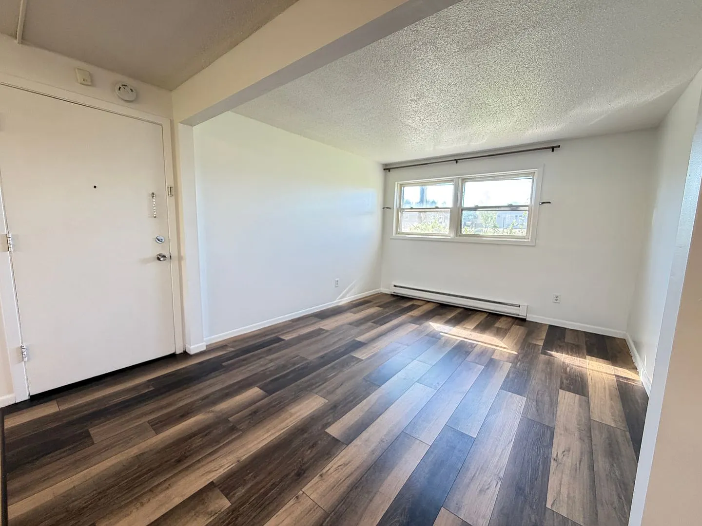 Large 3 Bedroom Apartment - Available Today!! — Photo 1