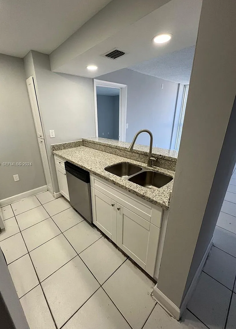 2 bed, 960 sqft, $1,950 — Photo 3