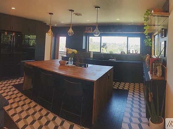 3rd image of 928 Micheltorena St