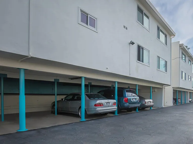 Sea Breeze Beach Apartments — Photo 20