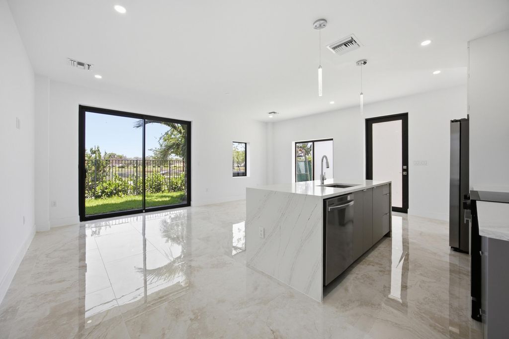 1542 NW 1st Avenue, photo 8