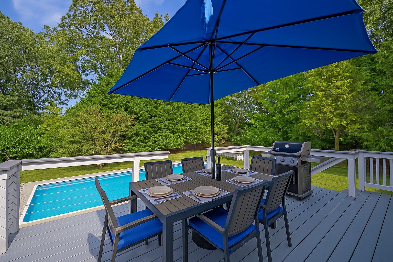  Outdoor dining deck with  Dining Table, BBQ and Umbrella