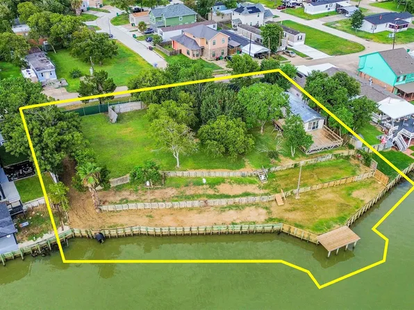 3014 Bay Oaks Harbor Dr, Baytown, TX 77523