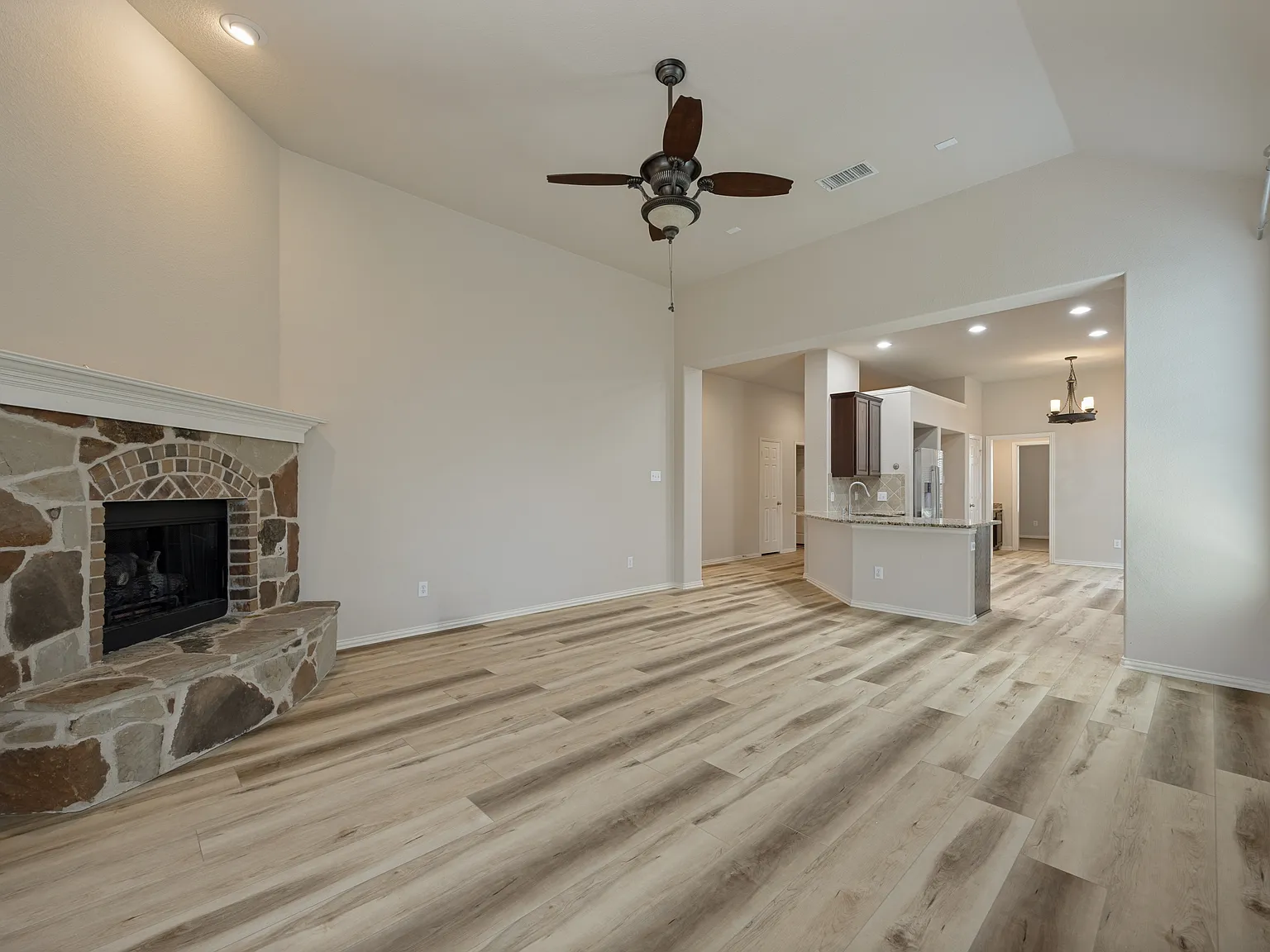 3 bed, 2216 sqft, $2,450 — Photo 4