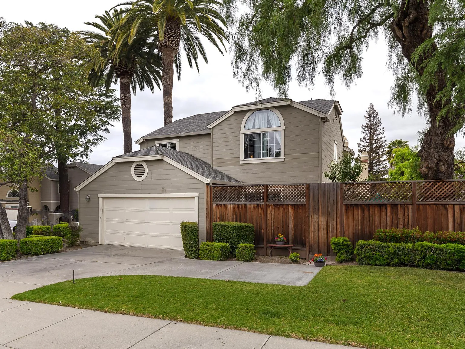 3 bed, 2.5 bath, 2106 sqft, $5,250 — Photo 2