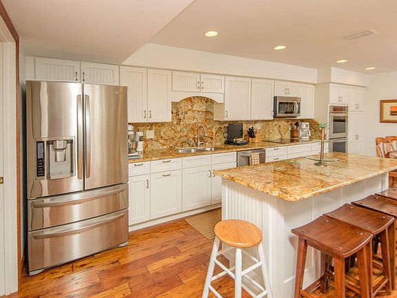 Kitchen with Breakfast Bar