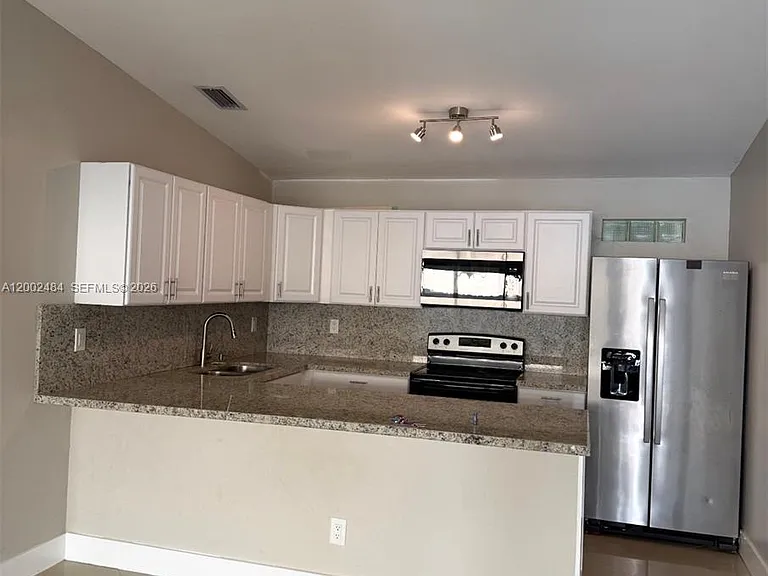 17501 SW 142nd Ct — Photo 1