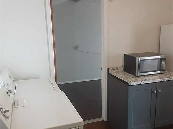 5th image of 720 W D Ave