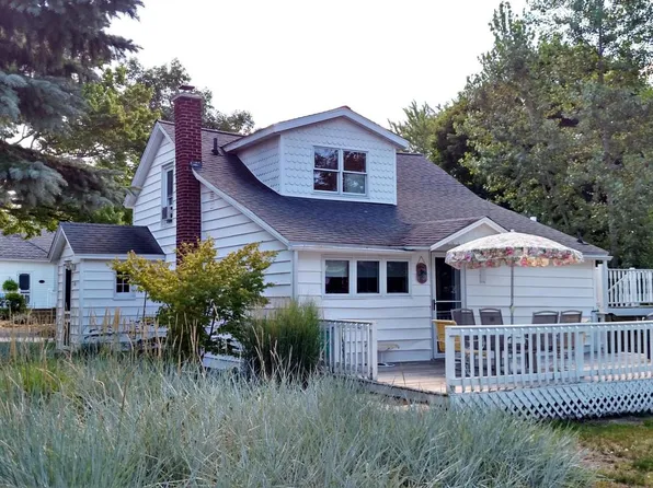 85 5th St, Pentwater, MI 49449