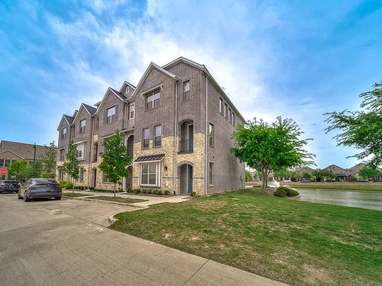 4484 N River Walk Dr — Photo 2