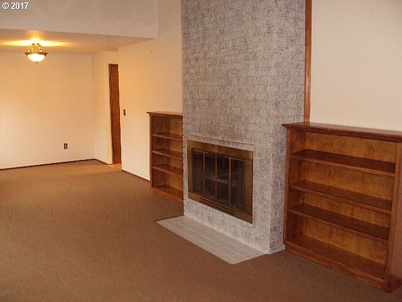 4th image of 2410 SE Willow Dr
