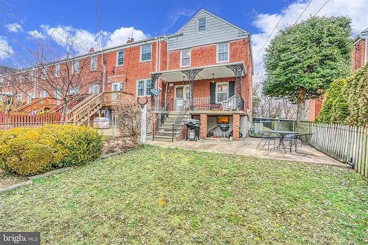 3 bed, 1280 sqft, $2,150 — Photo 3