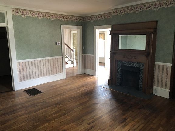4th image of 704 Wood Ave E