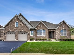 10 Tournament Dr S, Hawthorn Woods, IL 60047