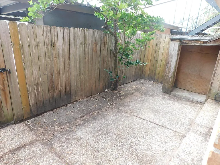 472 N Post Oak Ln — Photo 49