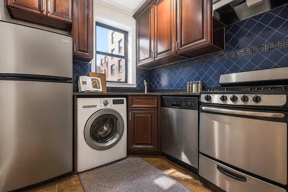 Building Photo - 251 W 109th St #2B