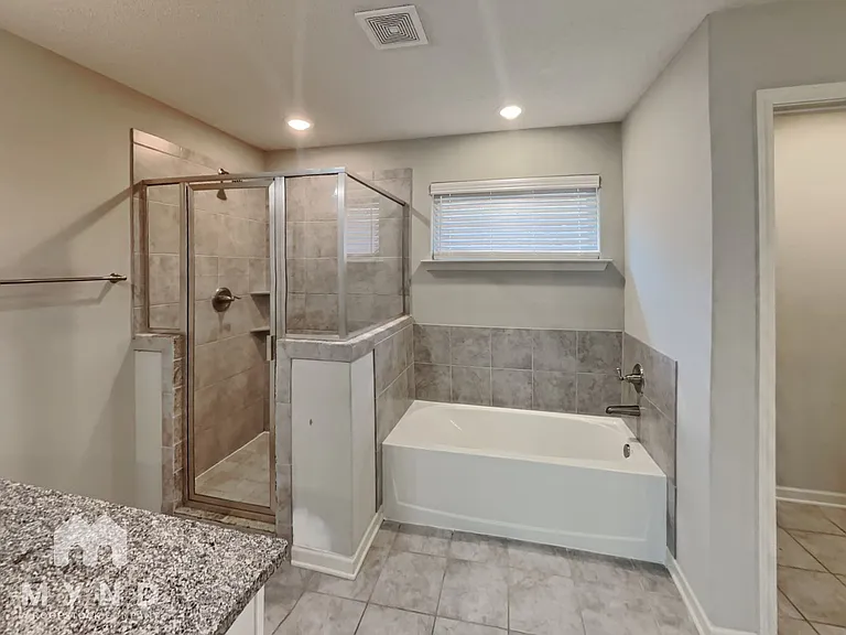 160 Nicholas Dr — Photo 12