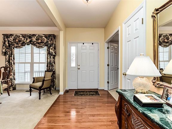 3rd image of 136 Greycliff Manor Dr
