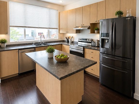 5th image of 243A Maple Cres