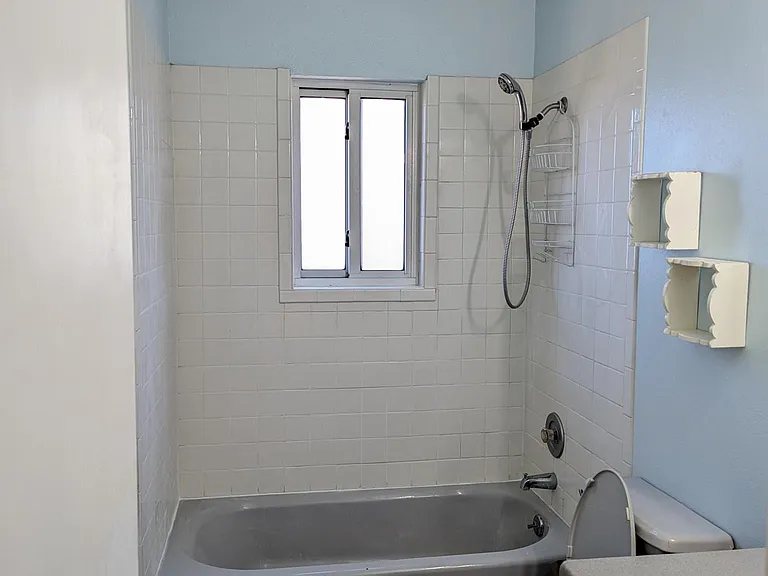 4519 Larchmont Dr NE — Photo 12