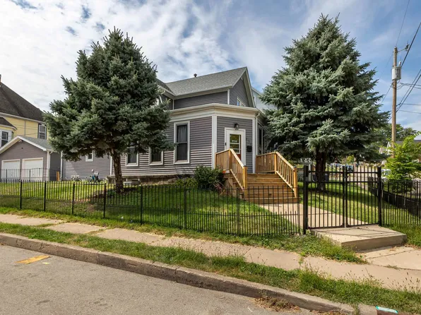934 W 5th St, Dubuque, IA 52001