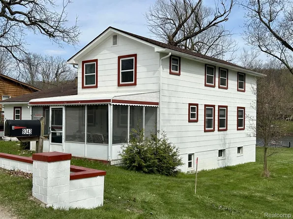 9343 Shannon Dr, Brighton, MI 48116