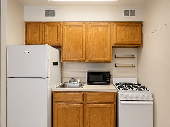 2nd image of 1521 E St SE #101