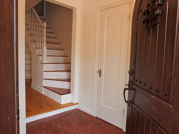 850 Walker - foyer from front door