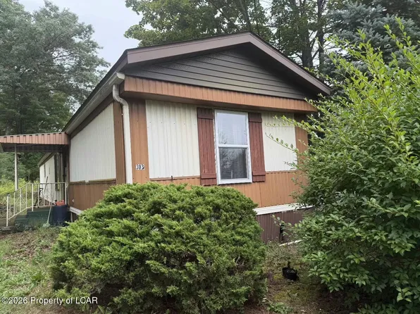 303 W Gate Dr, Hazleton, PA 18202