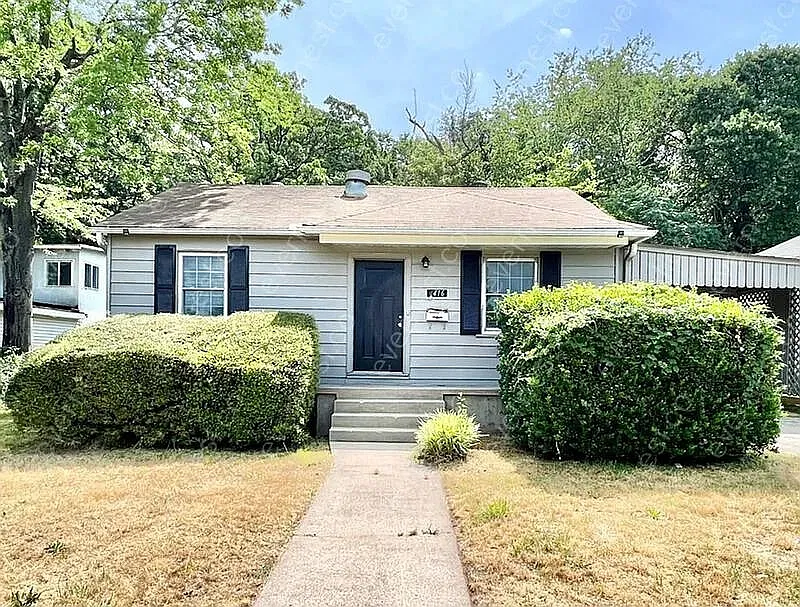 3 bed, 1.0 bath, 1077 sqft, $1,225 — Photo 1
