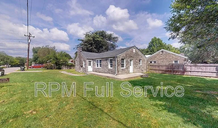 246 E Woodrow St — Photo 16